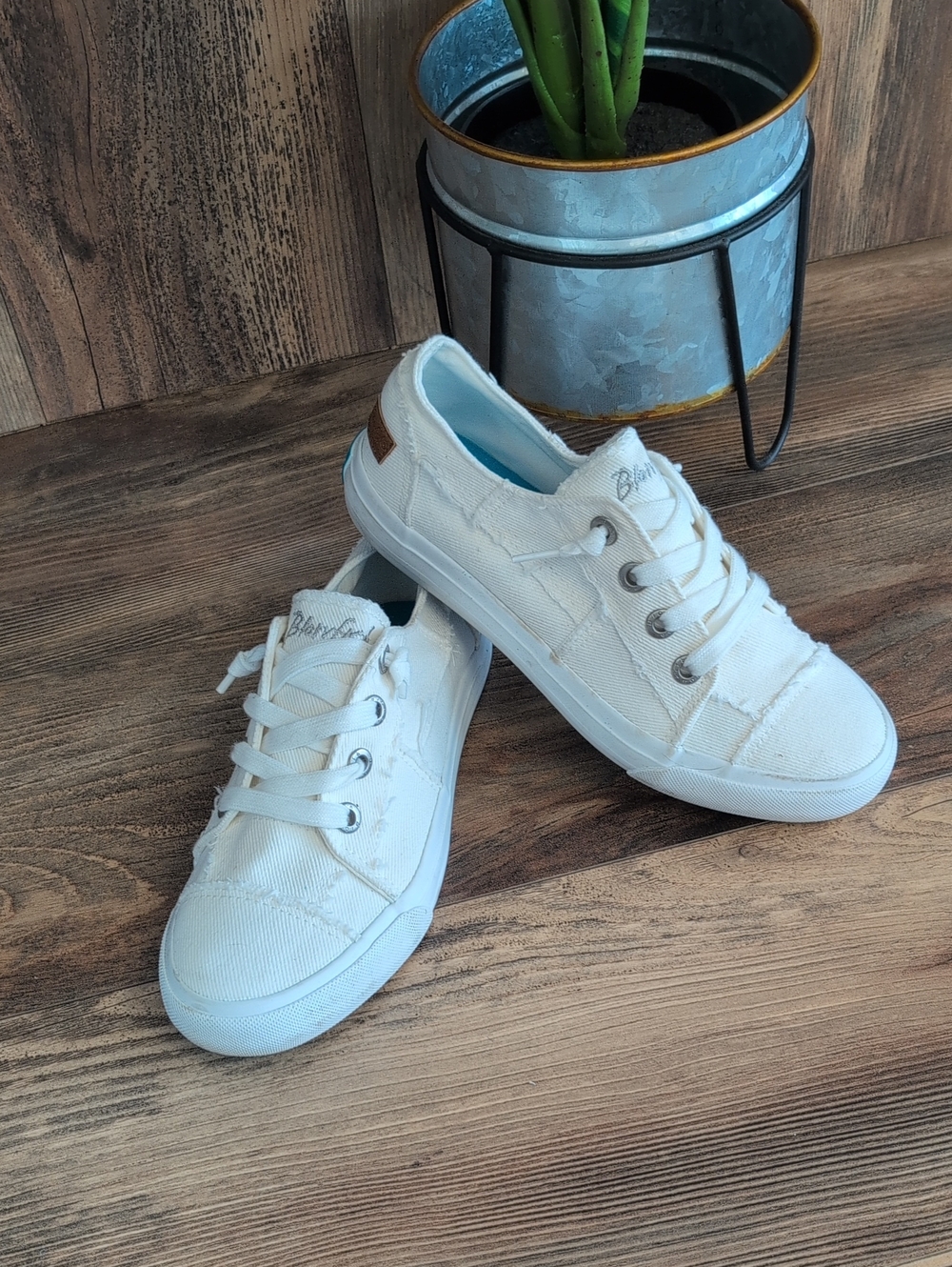 Blowfish Malibu White Canvas Lace-Up Slip On Sneakers 7     587A